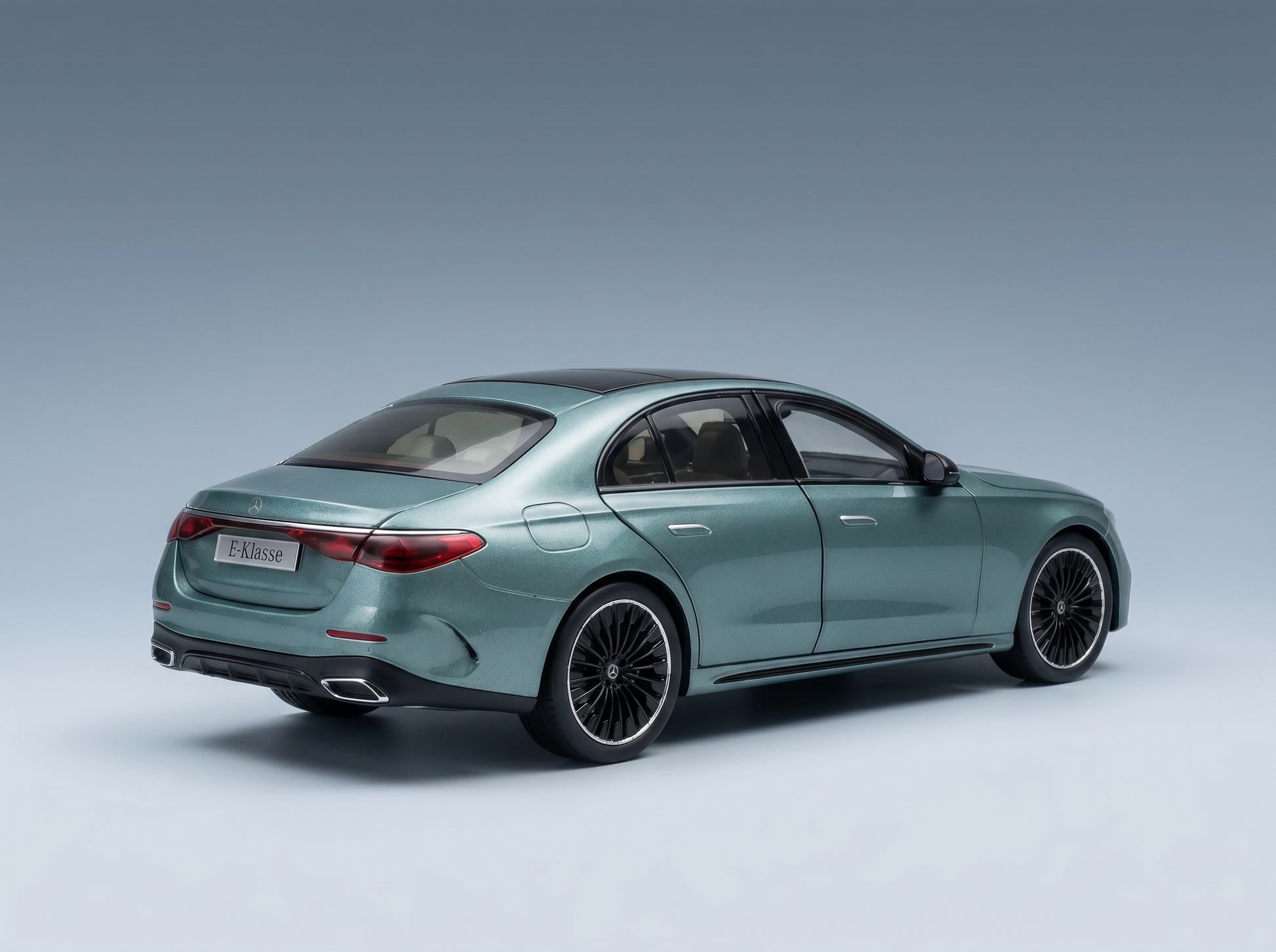 modellino in scala della Mercedes-Benz Classe E color verde acqua modellino Vroomi, caratterizzato da un design elegante e da finiture curate nei minimi dettagli.