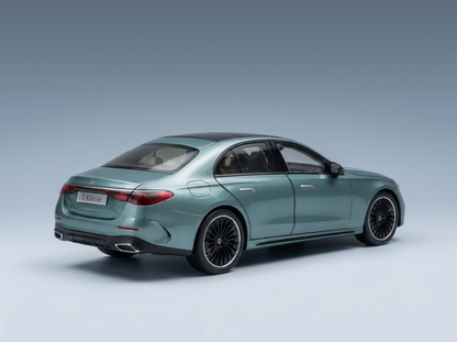 modellino in scala della Mercedes-Benz Classe E color verde acqua modellino Vroomi, caratterizzato da un design elegante e da finiture curate nei minimi dettagli.