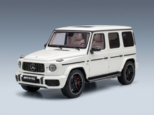 Weißes Mercedes-AMG G63-Modellauto von Vroomi mit schwarzen Felgen und detailgetreuer Innenausstattung.