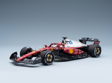 FERRARI - F1  SF-25 TEAM SCUDERIA FERRARI HP N 16 GP VAN MONZA, ITALIË 2025 CHARLES LECLERC - NIKI LAUDA 50e VERJAARDAG WERELDKAMPIOEN - MET VITRINE - ROOD-WIT