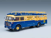 Blauer und gelber Maserati 5000 S.T. Modell-Autotransporter von Vroomi, detailgetreue Nachbildung aus Druckguss