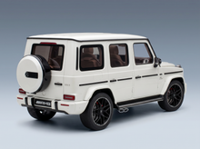 Weißes Mercedes-AMG G63-Modellauto von Vroomi mit schwarzen Felgen und detailgetreuem Außendesign.