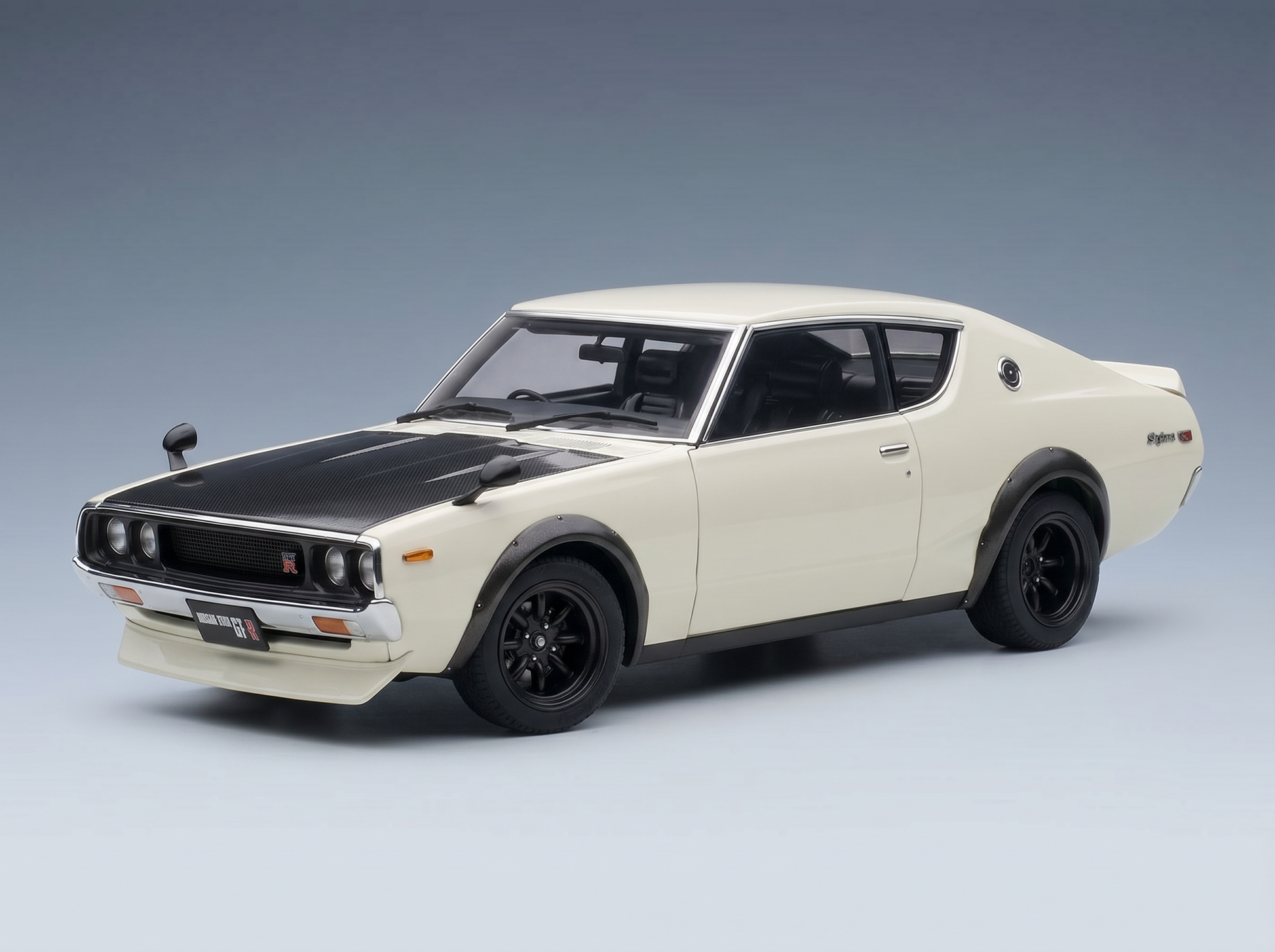 Cremefarbenes Nissan Skyline GT-R-Modellauto mit schwarzer Motorhaube, präsentiert von Vroomi für Sammler