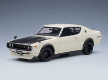 Cremefarbenes Nissan Skyline GT-R-Modellauto mit schwarzer Motorhaube, präsentiert von Vroomi für Sammler
