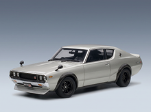 Silbernes Nissan Skyline-Modellauto im Maßstab R von Vroomi mit schwarzen Felgen und klassischem Design.