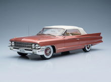 CADILLAC - ELDORADO BIARRITZ DESCAPOTABLE CON CAPOTA 1962 - ROSA METALIZADO Maqueta de coche en Vroomi