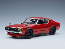 Rotes Nissan Skyline 2000 GT-R-Modellauto von Vroomi, das sich durch klassisches Design und elegante Details auszeichnet.