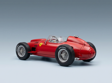 Rotes Ferrari-Modellauto mit Englebert-Reifen, präsentiert von Vroomi für Sammler