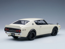 Cremefarbenes Nissan Skyline 2000 GT-R-Modellauto mit schwarzen Felgen, präsentiert von Vroomi für Sammler.