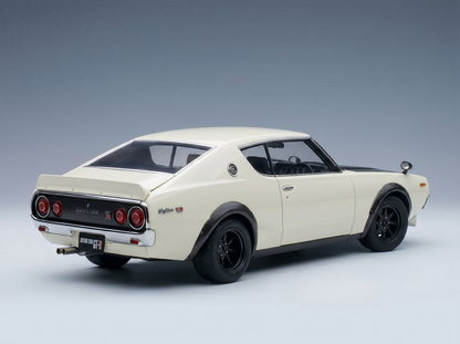 Cremefarbenes Nissan Skyline 2000 GT-R-Modellauto mit schwarzen Felgen, präsentiert von Vroomi für Sammler.