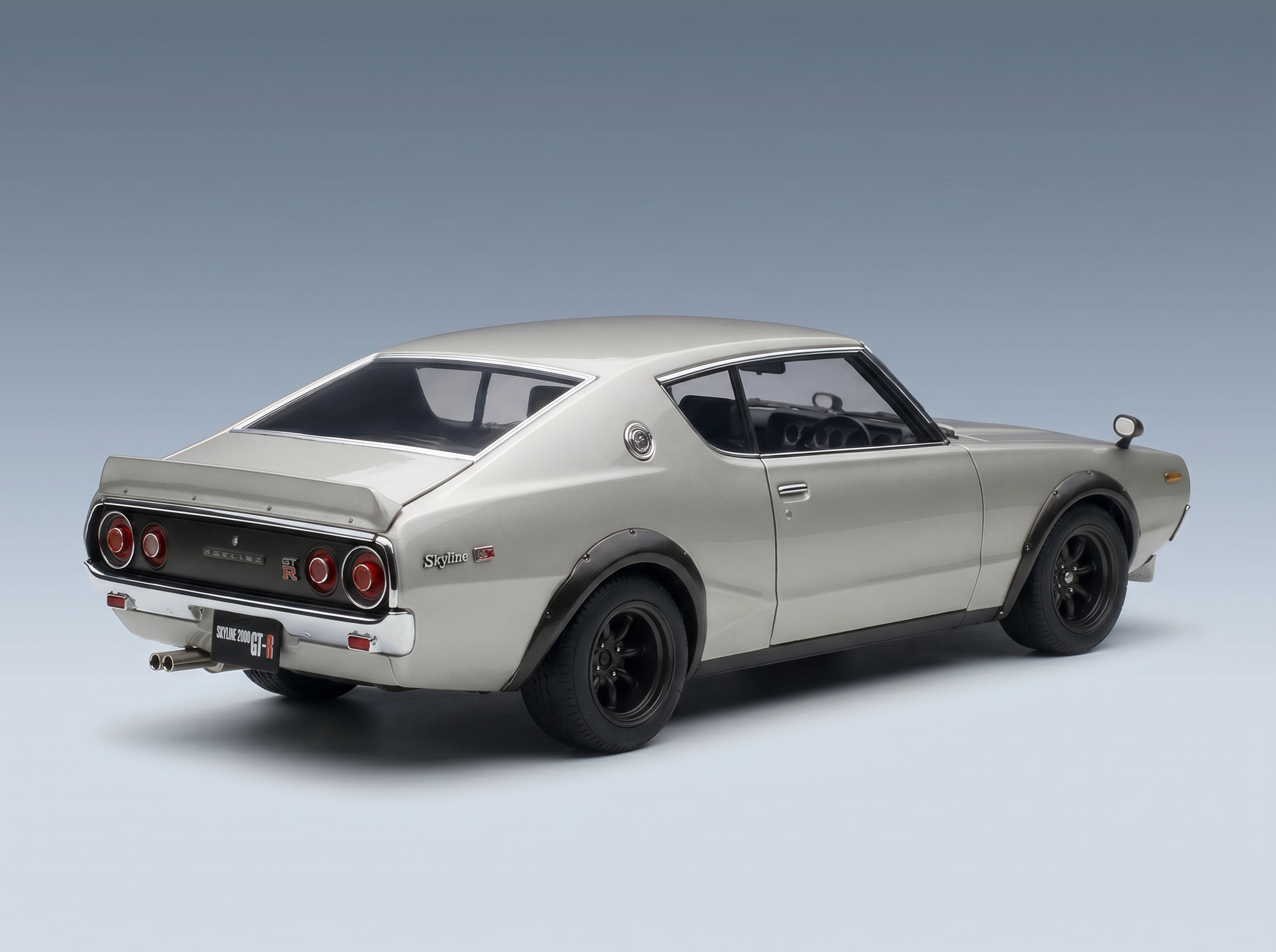 Silbernes Nissan Skyline 2000 GT-R-Modellauto von Vroomi mit schwarzen Felgen und klassischem Heckdesign.