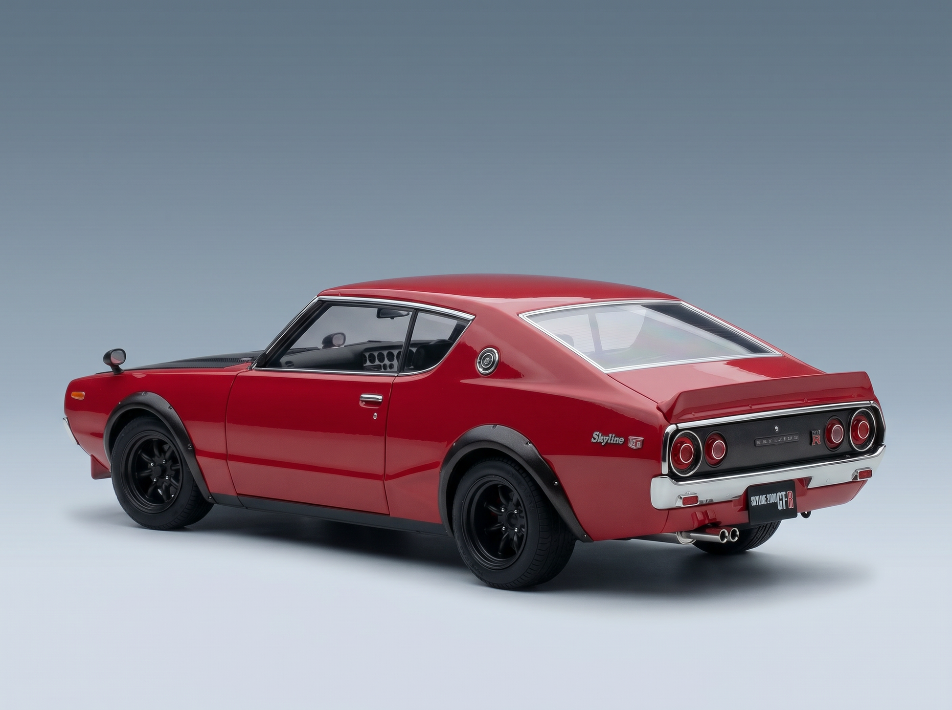 Rotes Nissan Skyline GT-R-Modellauto von Vroomi, das sich durch klassisches Design und detailgetreue Ausführung auszeichnet.