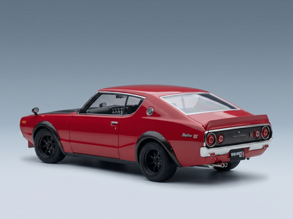 Rotes Nissan Skyline GT-R-Modellauto von Vroomi, das sich durch klassisches Design und detailgetreue Ausführung auszeichnet.