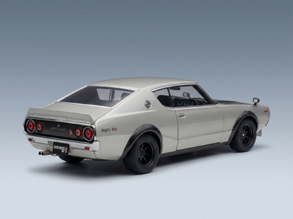 Silbernes Nissan Skyline GT-R-Modellauto von Vroomi mit klassischem Design und detailgetreuen Rückleuchten.