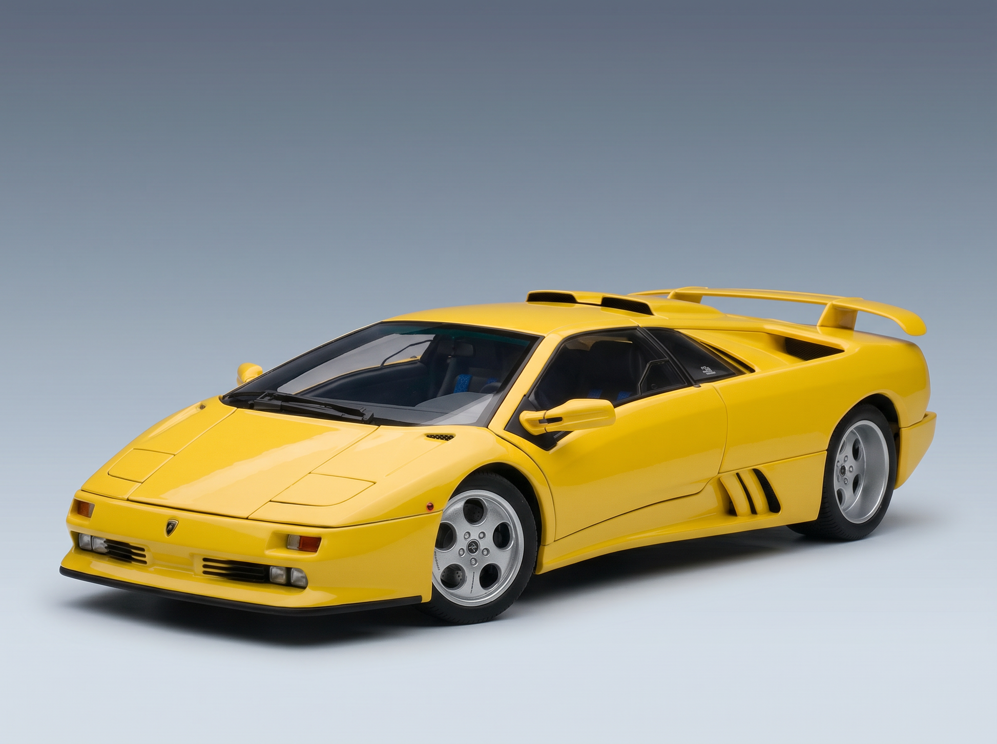 Gelbes Lamborghini Diablo-Modellauto von Vroomi mit schnittigem Design und detailgetreuen Felgen