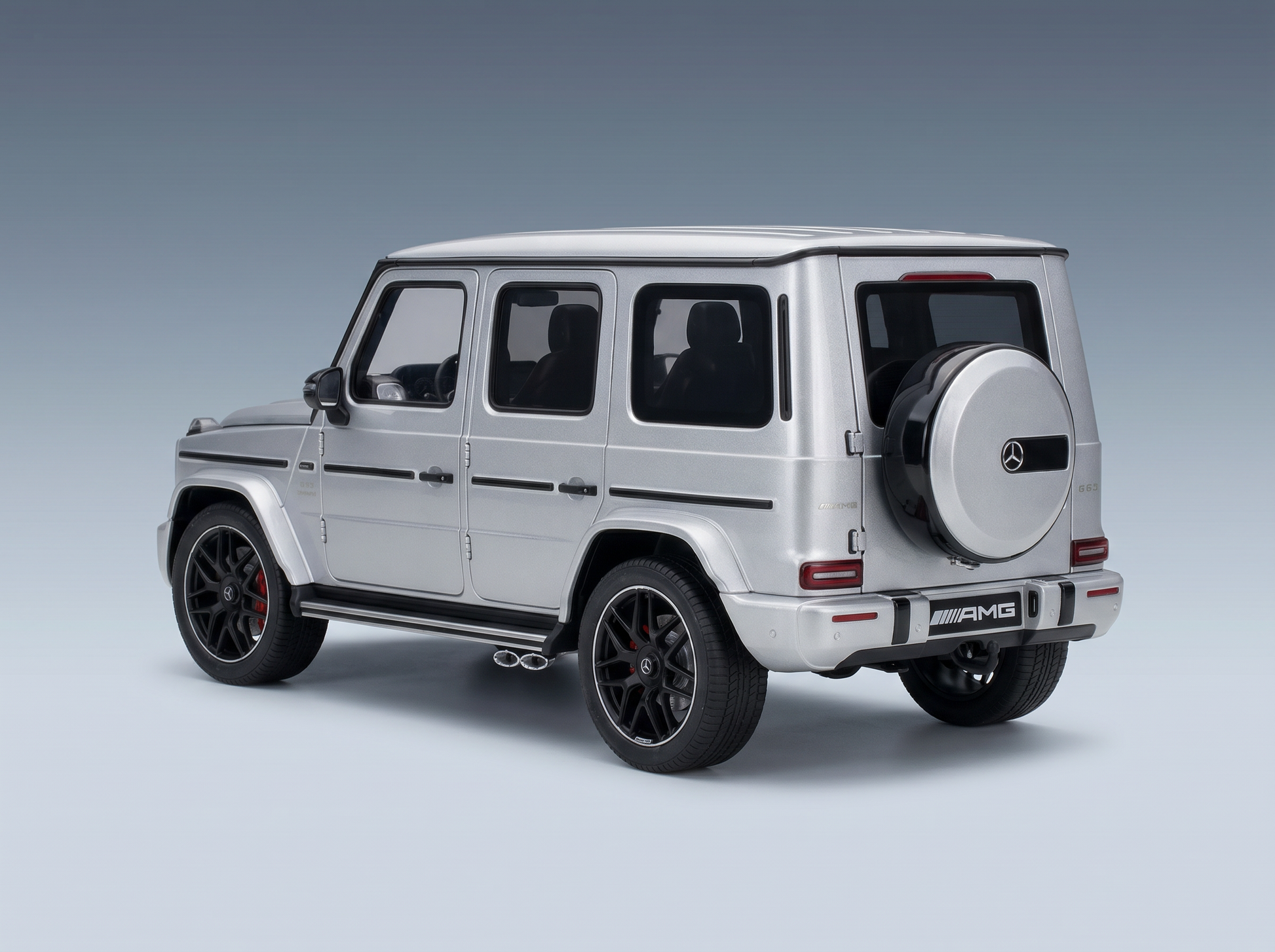 Silbernes Mercedes-AMG G63-Modellauto von Vroomi mit schwarzen Felgen und einem detailgetreuen Reserverad am Heck