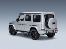 Silbernes Mercedes-AMG G63-Modellauto von Vroomi mit schwarzen Felgen und einem detailgetreuen Reserverad am Heck