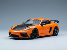 Vroomi-Modellauto: leuchtend orangefarbener Porsche mit schwarzen Akzenten und Manthey-Rennaufklebern, detailgetreue Nachbildung aus Druckguss.
