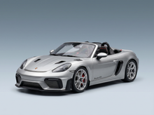 Silbernes Porsche Spyder RS-Modellauto von Vroomi mit elegantem Design und detailgetreuen Rädern.