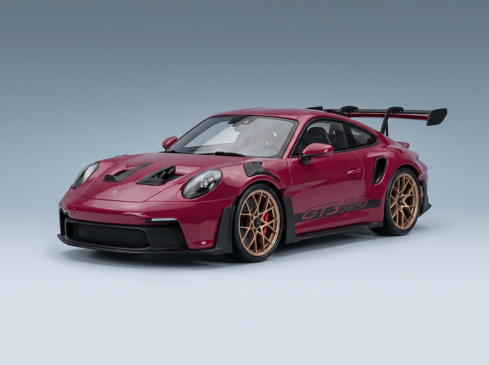 Rotes Porsche 911 GT3 RS-Modellauto mit goldenen Felgen, präsentiert von Vroomi für Sammler