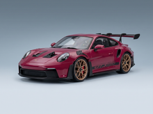 Rotes Porsche 911 GT3 RS-Modellauto mit goldenen Felgen, präsentiert von Vroomi für Sammler