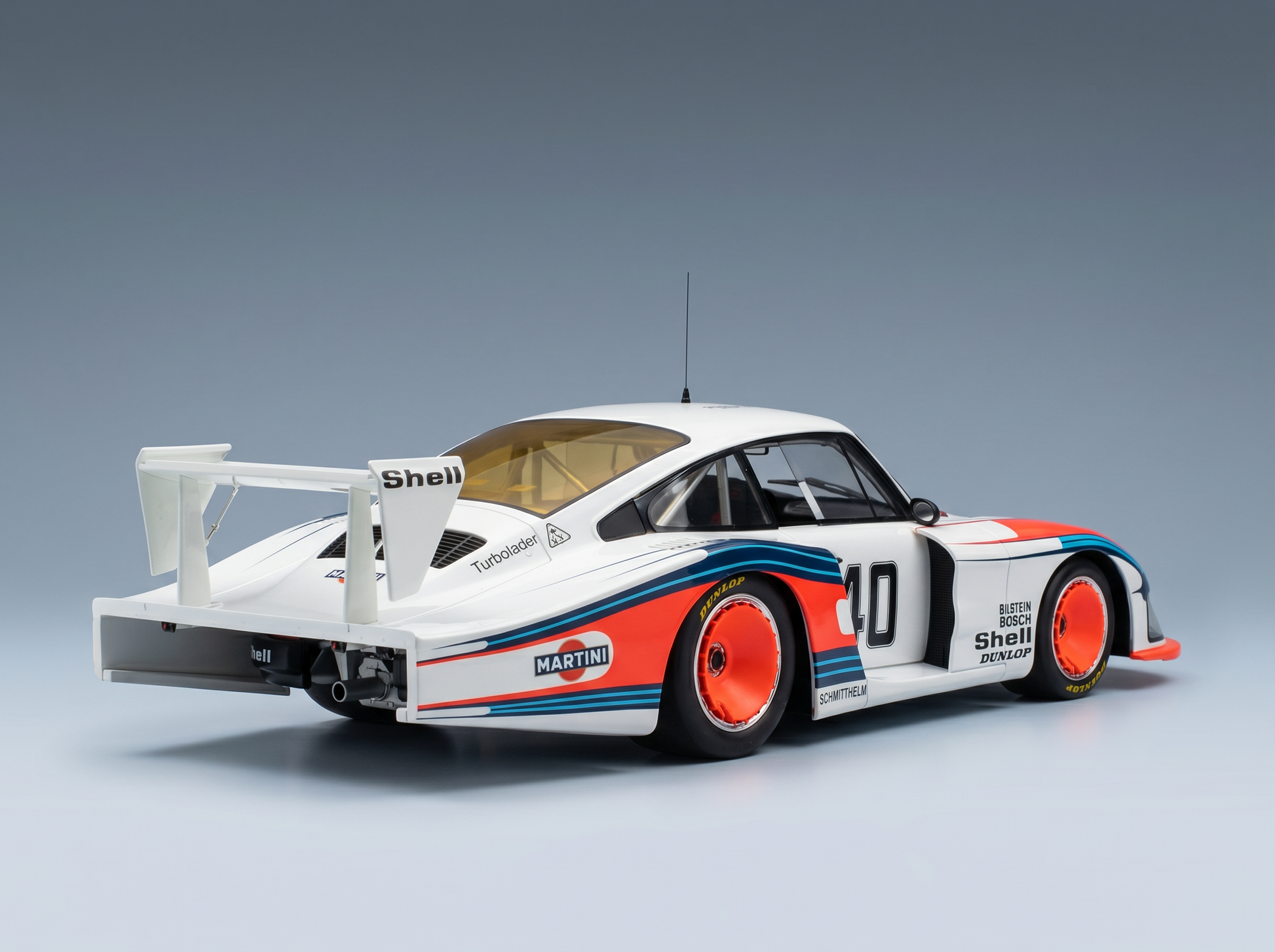 Weißes Porsche 935 Martini Racing-Modellauto mit Shell-Lackierung, vorgestellt bei Vroomi