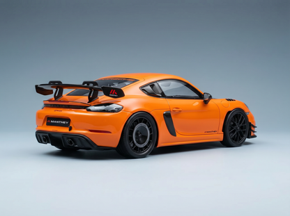 Orangefarbenes Manthey Porsche 718 GT4 RS-Modellauto von Vroomi mit schwarzen Felgen und Heckflügel.