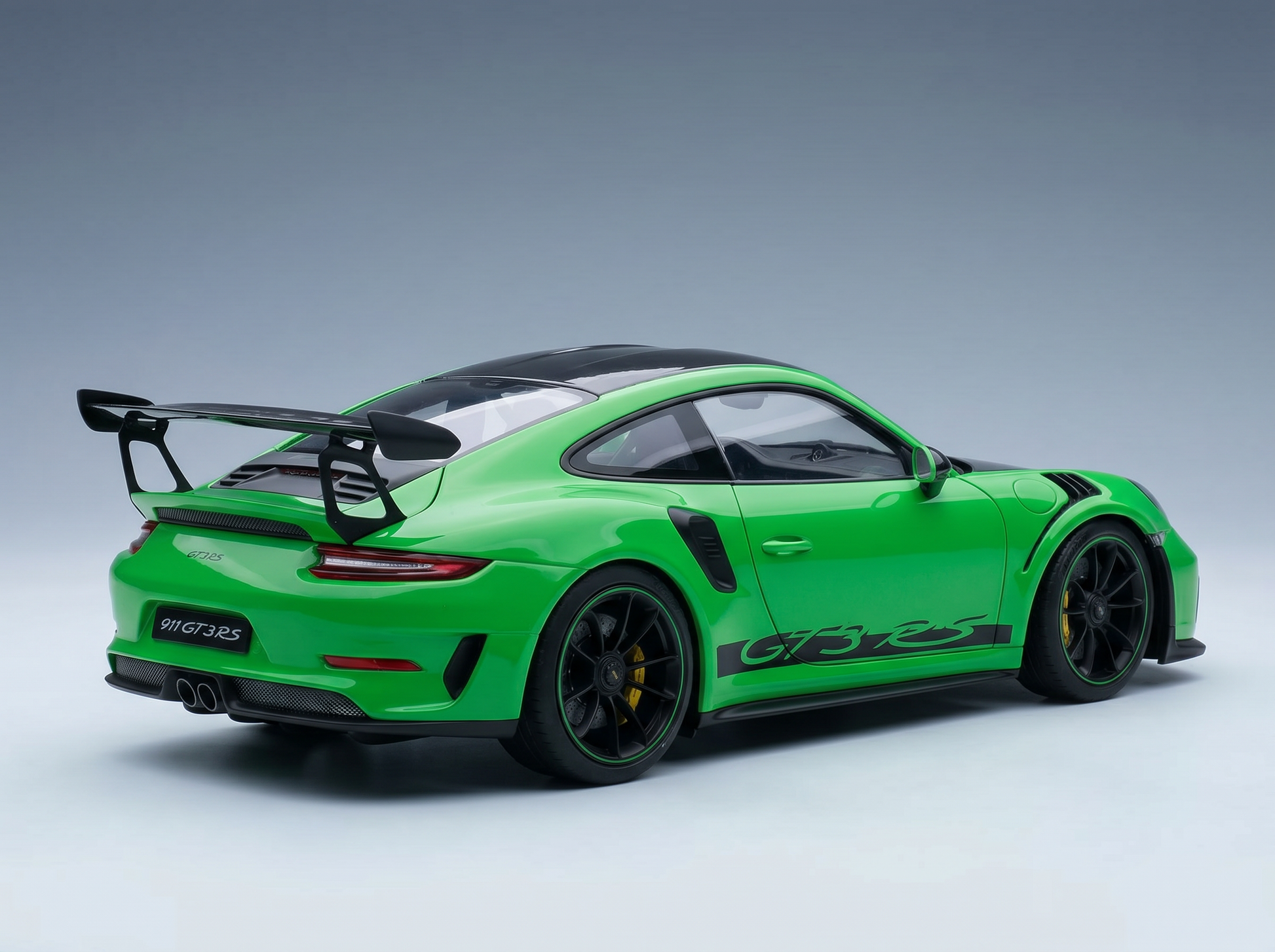 Vroomi-Modellauto: leuchtend grüner Porsche 911 GT3 RS mit schwarzen Akzenten, Heckflügel und GT3 RS-Aufklebern