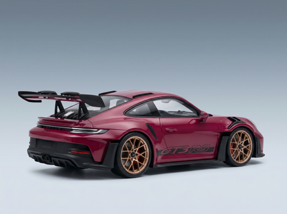 Rotes Porsche GT3 RS-Modellauto mit goldenen Felgen, präsentiert von Vroomi für Sammler.