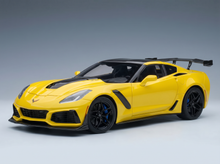 Gelbes Corvette ZR1-Modellauto mit schwarzen Akzenten und Heckflügel, präsentiert von Vroomi