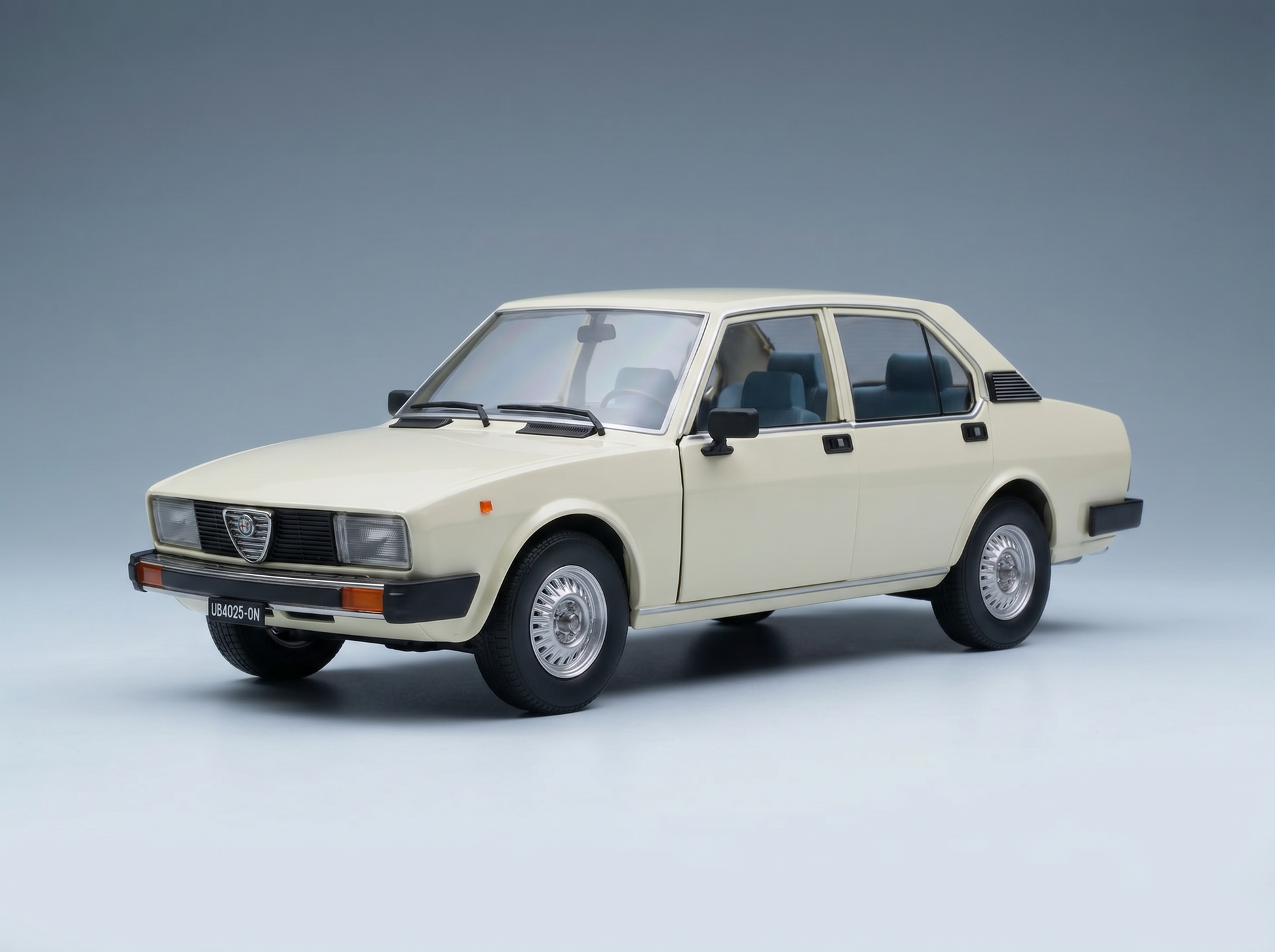 ALFA ROMEO - ALFETTA BERLINA 2000L 1978 - MARFIL - Maqueta de coche a escala 1:103 en Vroomi