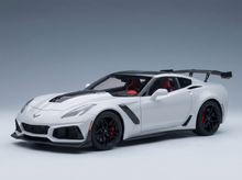 Weißes Corvette ZR1-Modellauto mit schwarzen Akzenten und roter Innenausstattung, präsentiert von Vroomi