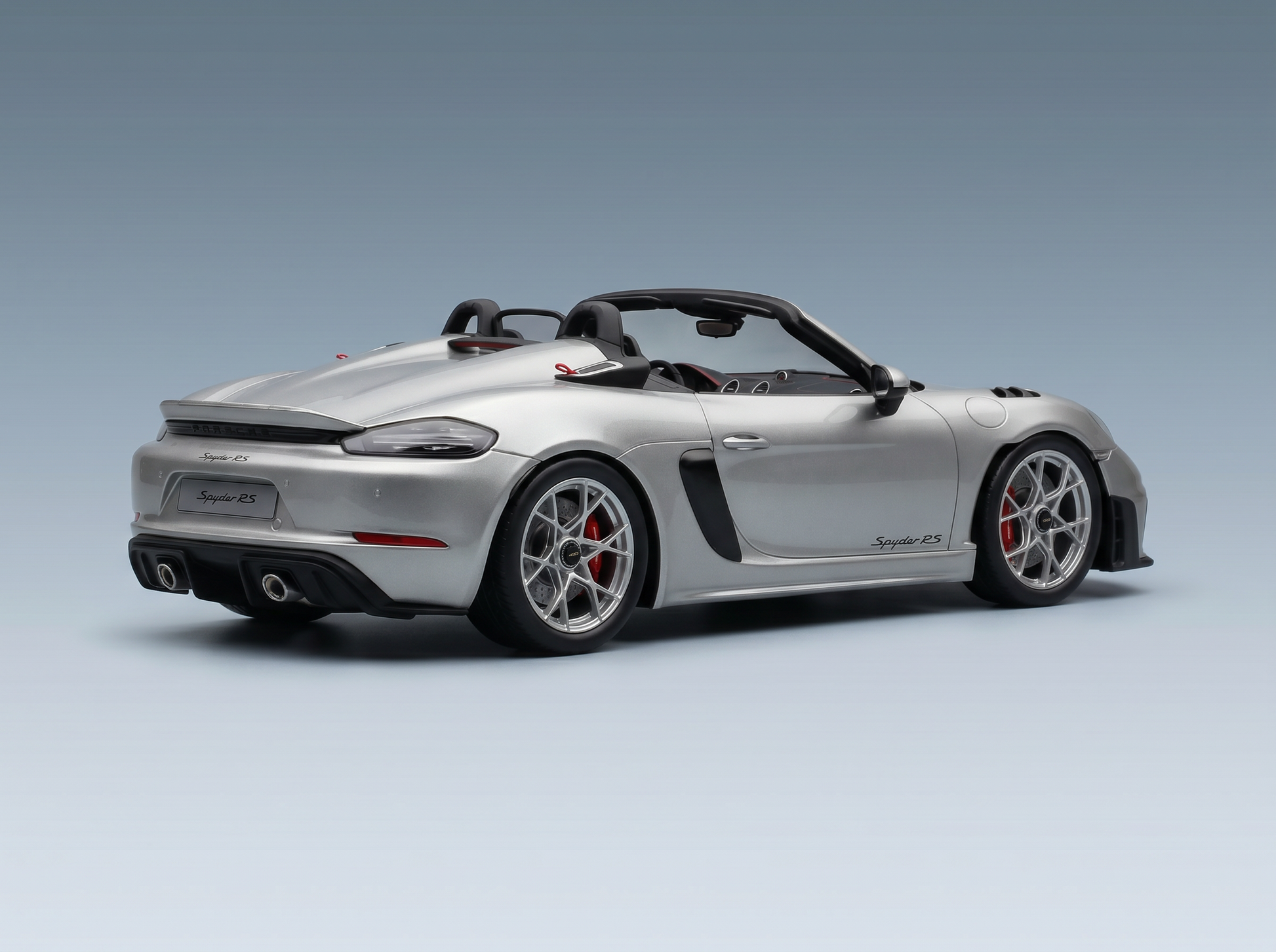 Silbernes Porsche Spyder RS-Modellauto von Vroomi mit elegantem Design und detailgetreuen Rädern.