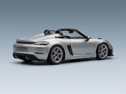 Silbernes Porsche Spyder RS-Modellauto von Vroomi mit elegantem Design und detailgetreuen Rädern.