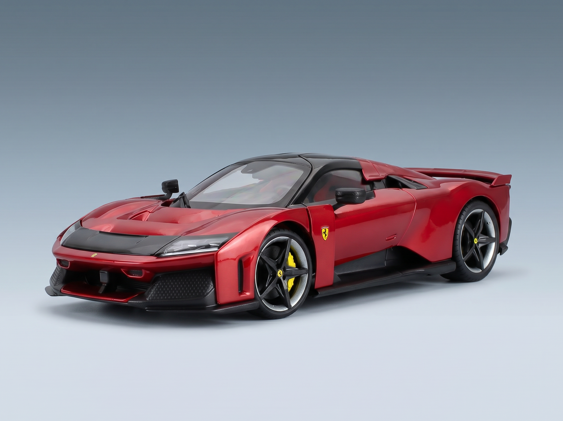 Rotes Ferrari-Modellauto mit schwarzen Akzenten, präsentiert von Vroomi für Sammler
