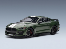Grünes Shelby-Mustang-Modellauto mit weißen Streifen, präsentiert von Vroomi für Sammler