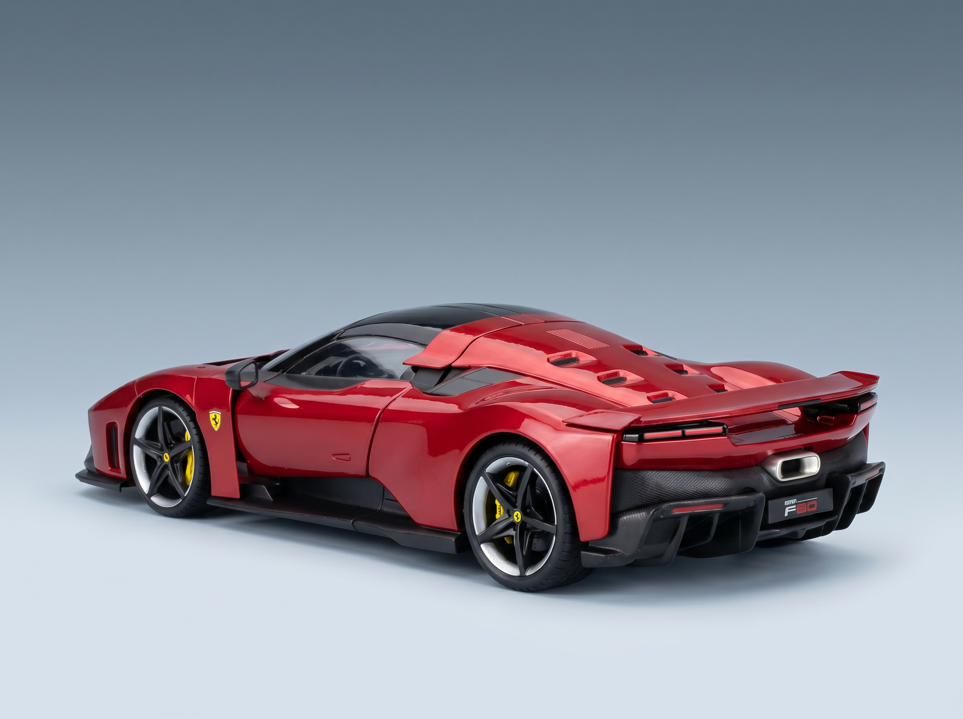 Rotes Ferrari F80-Modellauto mit schwarzen Akzenten, präsentiert von Vroomi für Sammler