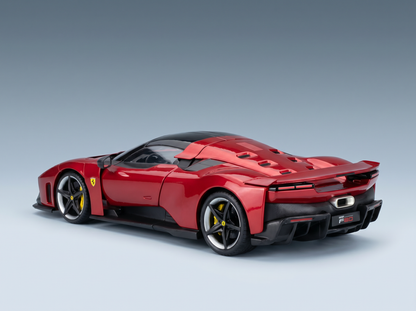 Rotes Ferrari F80-Modellauto mit schwarzen Akzenten, präsentiert von Vroomi für Sammler