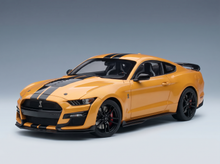 Gelbes Shelby-Mustang-Modellauto mit schwarzen Streifen, präsentiert von Vroomi für Sammler.