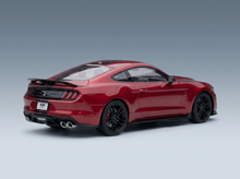 Rotes Ford Mustang GT-Modellauto mit schwarzen Streifen, präsentiert von Vroomi für Sammler.