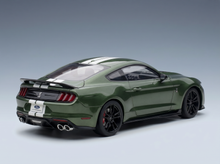 Grünes Ford Mustang-Modellauto mit weißen Streifen, präsentiert von Vroomi für Sammler.