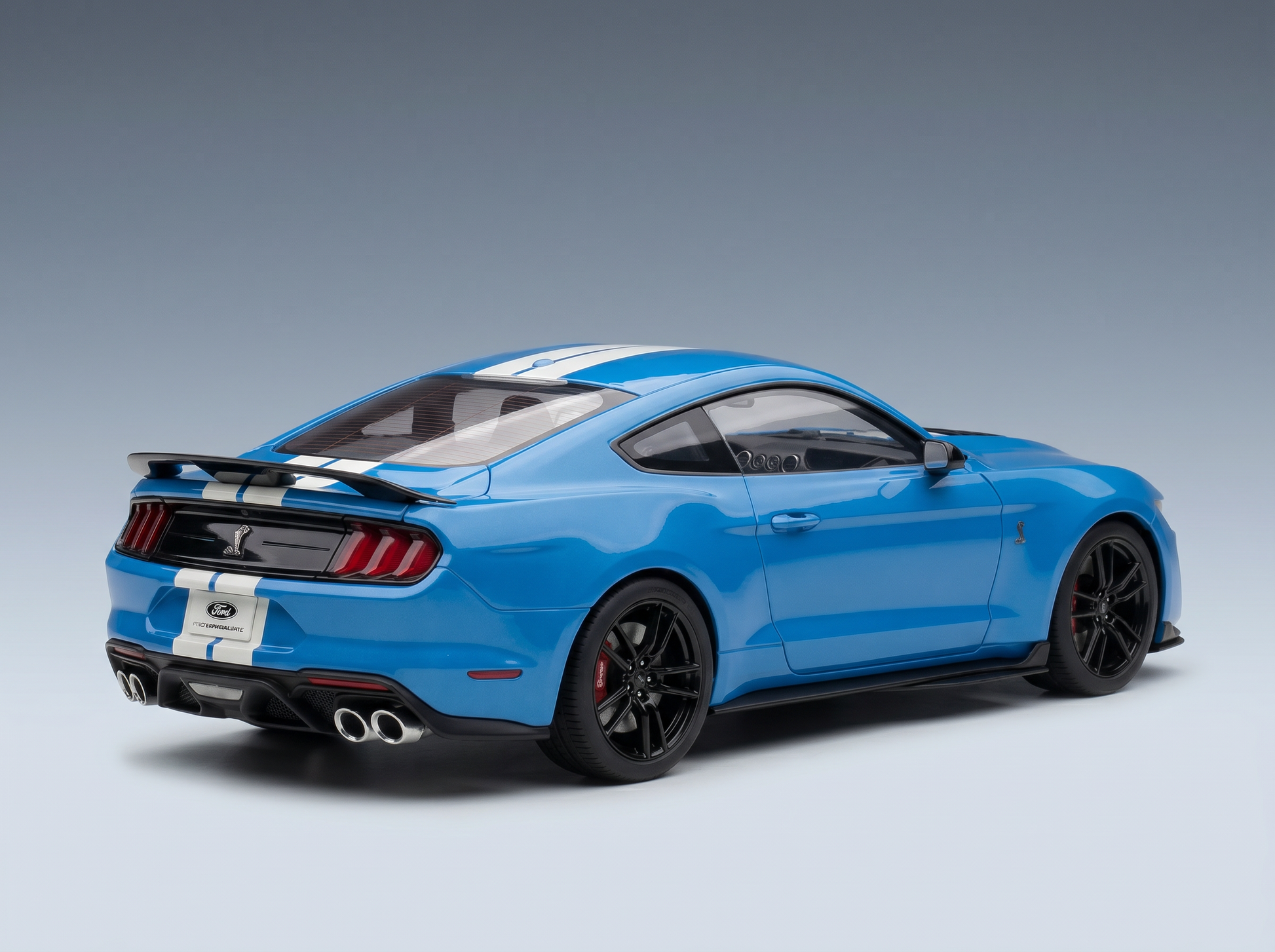 Blaues Ford Mustang-Modellauto mit weißen Streifen, präsentiert von Vroomi für Sammler.