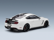 Weißes Ford Mustang GT-Modellauto mit schwarzen Streifen, präsentiert von Vroomi für Sammler