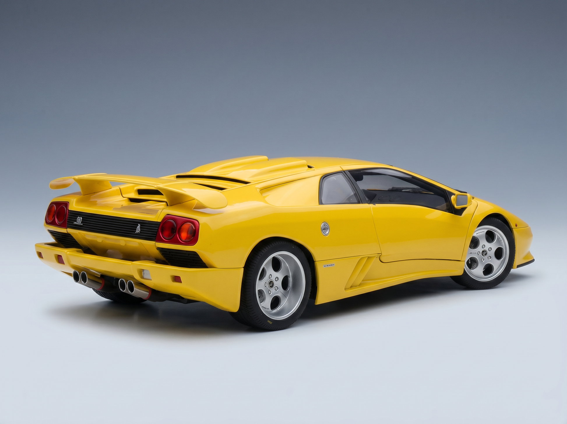Gelbes Lamborghini Diablo-Modellauto von Vroomi, das sich durch ein detailreiches Heckdesign und elegante Kurven auszeichnet.