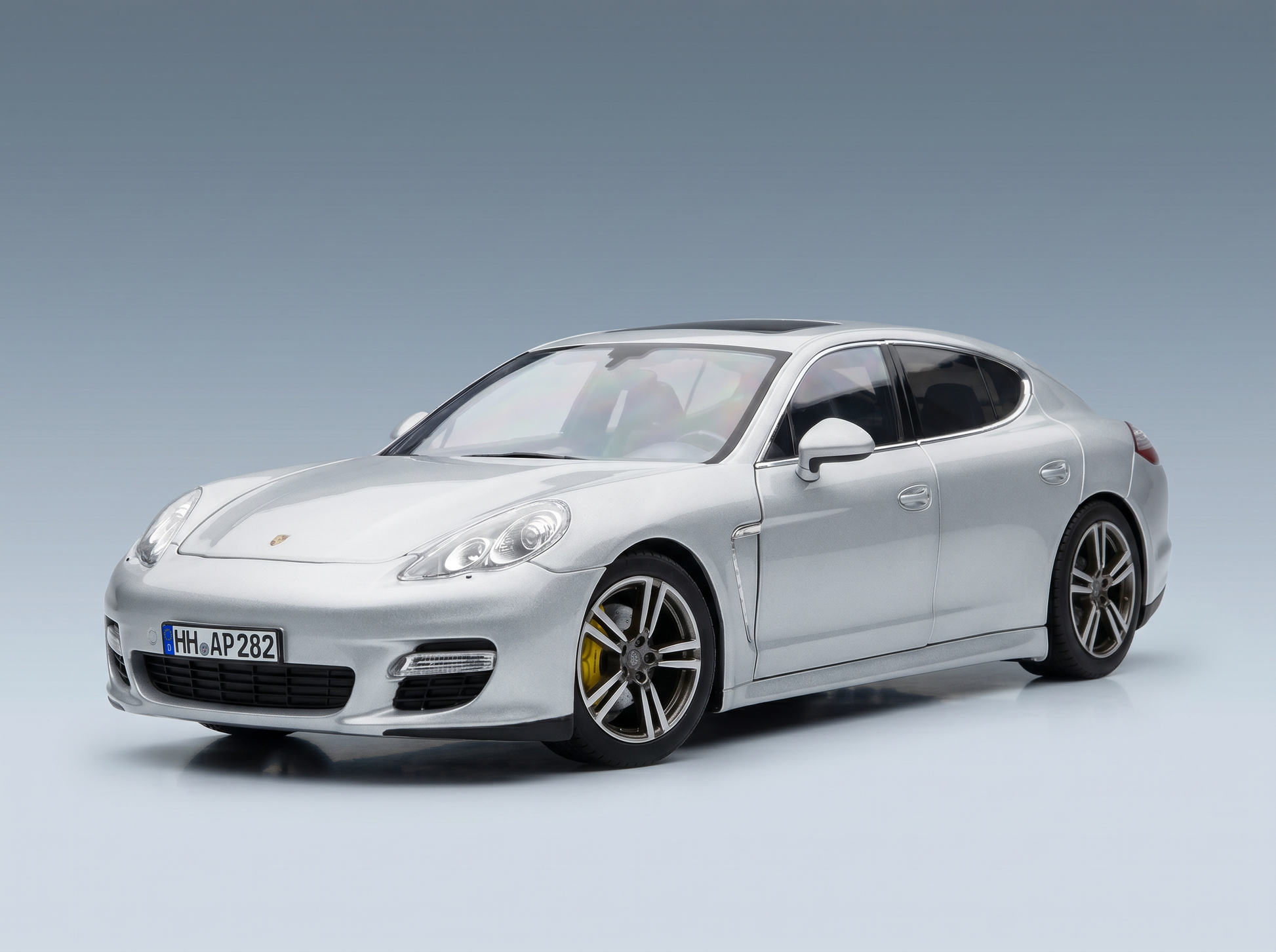 PORSCHE – PANAMERA TURBO 2009 – SILBER Modellauto auf Vroomi