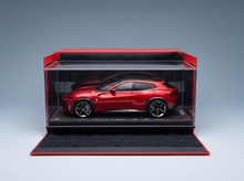 FERRARI – PUROSANGUE SUV 2022 – MIT VITRINE – ROSSO MAGMA – ROT METALLIC