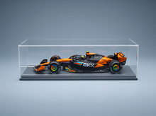 McLAREN - F1  MCL39 ÉQUIPE MCLAREN N° 4 CHAMPION DU MONDE 3e GP D'ABOU DHABI AVEC PANNEAU DE PIT 2025 LANDO NORRIS - ORANGE ET NOIR