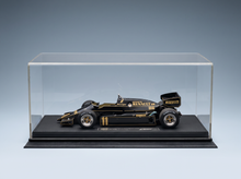 Maqueta de coche de Fórmula 1 en negro y dorado en vitrina, colección Vroomi
