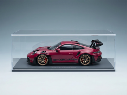 Rotes Porsche 911 GT3 RS 2022-Modellauto im Schaukasten, Vroomi-Sammleredition mit goldenen Felgen