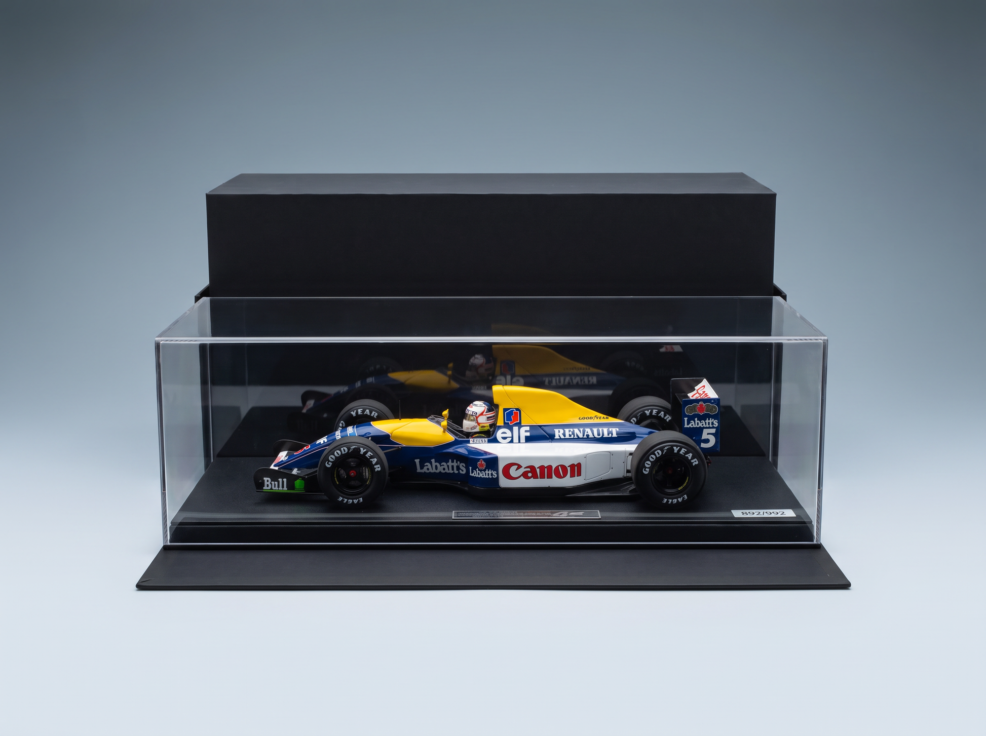 Maquette de la Williams FW14B de la marque Vroomi, arborant les couleurs de Canon, Elf et Labatt's, présentée dans une vitrine